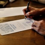 Urmas allkirjastab leeritunnistust 3