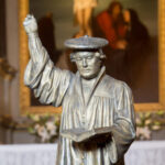 Martin Lutheri kuju miniatuur Toomi altari ees Peeter Langovitš