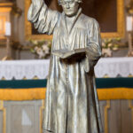 Martin Lutheri kuju miniatuur Toomi altari ees Peeter Langovitš